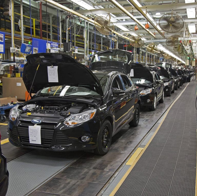 Produktion im Ford-Werk (Symbolbild): Chiphersteller der Mobilfunkbranche setzen den Autobauer massiv unter Druck.