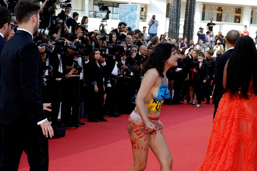Zwischenfall in Cannes: Eine Protestierende stürmt den roten Teppich.