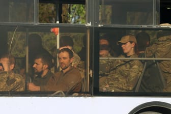Ukrainische Kämpfer werden aus Mariupol in russischen Bussen abtransportiert.