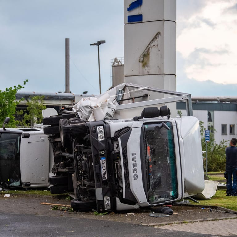 Zwei Lastwagen sind bei einem Autohändler umgekippt. Ein Unwetter hat auch in Paderborn große Schäden angerichtet