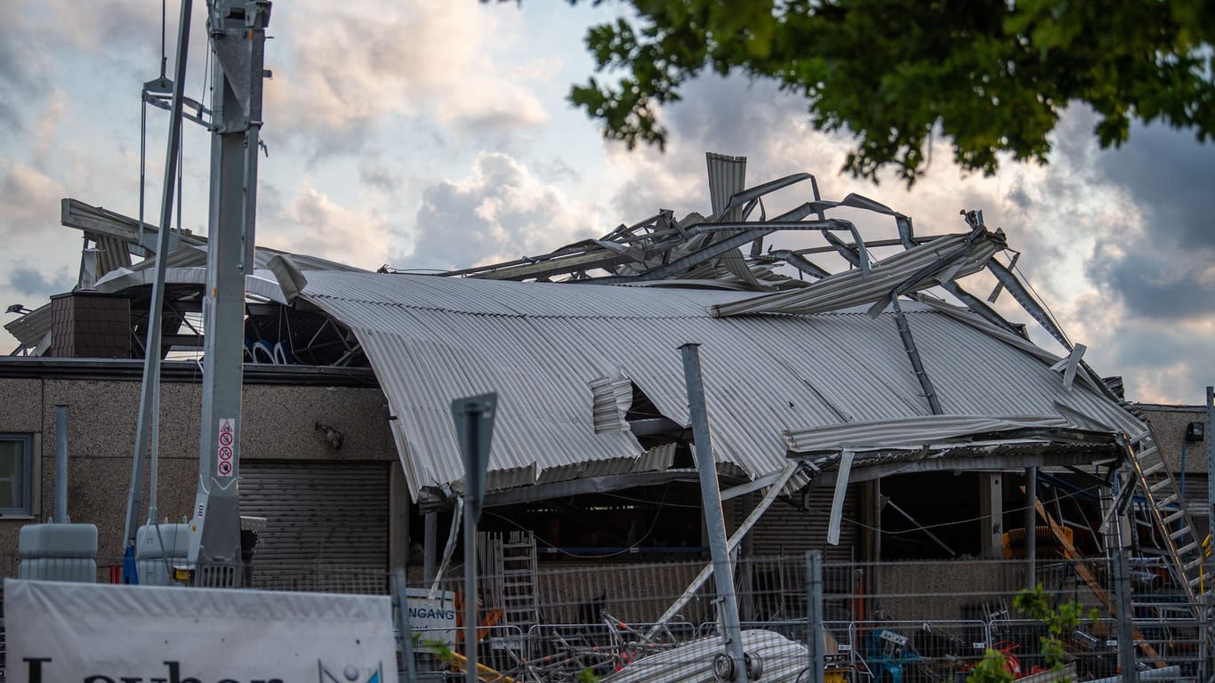 Unwetter in Das Dach eines Baumaschinenhändlers liegt quer auf dem Gebäude: Ein Tornado fegte am Freitag durch Paderborn.