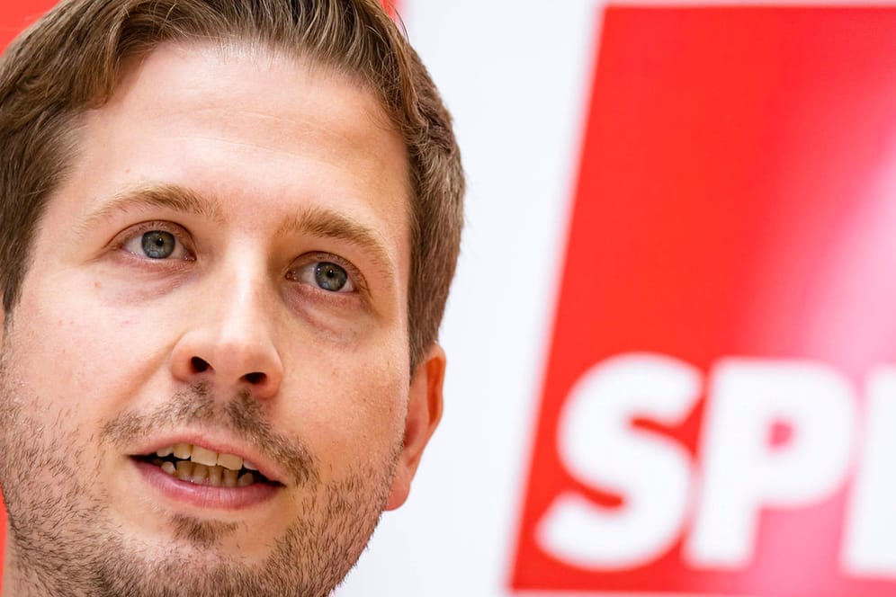 Kevin Kühnert bei einer Veranstaltung (Archivbild): Der SPD-Generalsekretär hat den Zeitpunkt von Schröders Rücktritt bei Rosneft kritisiert.