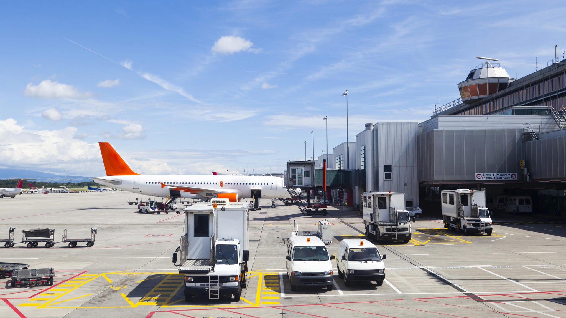 Ein Flugzeug steht am Gate am Genfer Flughafen (Symboldbild): Wegen eines Bandes kam es am Freitagnachmittag zu Verspätungen.