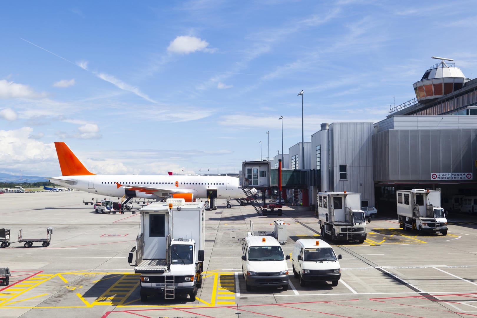 Ein Flugzeug steht am Gate am Genfer Flughafen (Symboldbild): Wegen eines Bandes kam es am Freitagnachmittag zu Verspätungen.