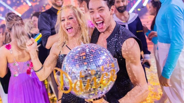 Zirkusartist Rene Casselly und seine Tanzpartnerin Kathrin Menzinge jubeln mit ihrem Pokal.