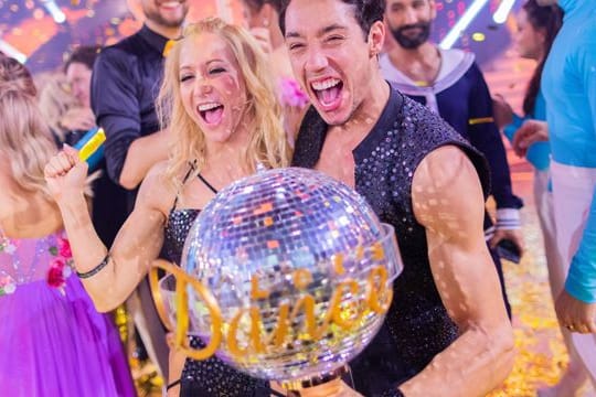 Zirkusartist Rene Casselly und seine Tanzpartnerin Kathrin Menzinge jubeln mit ihrem Pokal.