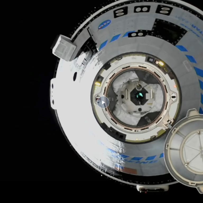 Dieses Bild von NASA TV zeigt den Boeing Starliner im Anflug auf die Internationale Raumstation (ISS).