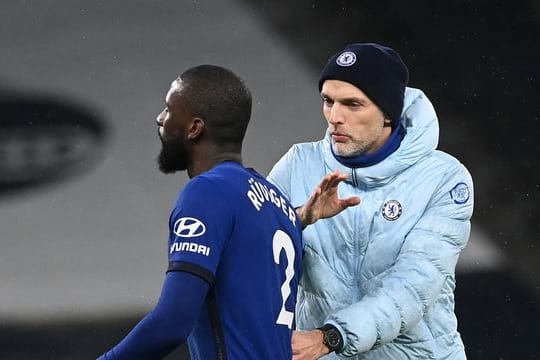 "Er steht auf einer Stufe mit Pep Guardiola und Jürgen Klopp", sagt Chelsea-Spieler Antonio Rüdiger (l) über seinen Trainer Thomas Tuchel.