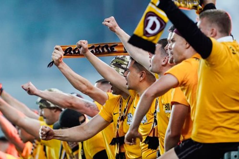Dresdener Fans bedanken sich nach Spielende bei der Mannschaft.