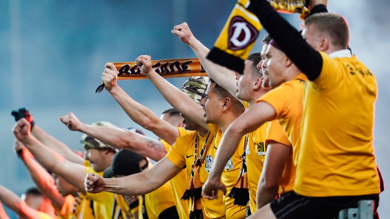 Dresdener Fans bedanken sich nach Spielende bei der Mannschaft.