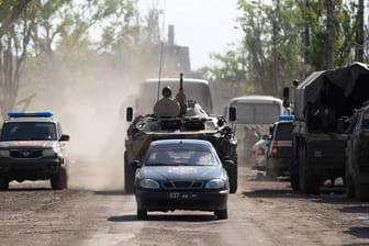 Panzer in Mariupol: Russische Truppen haben offenbar das Stahlwerk eingenommen.