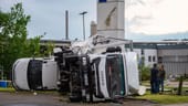 Chaos: Ein Unwetter hat auch in Paderborn große Schäden angerichtet. "Im Zuge eines Gewitters hat eine Windhose am Freitagnachmittag eine Schneise der Verwüstung von West nach Ost mitten durch Paderborn in Richtung der östlichen Stadtteile gezogen", erklärte die Polizei.