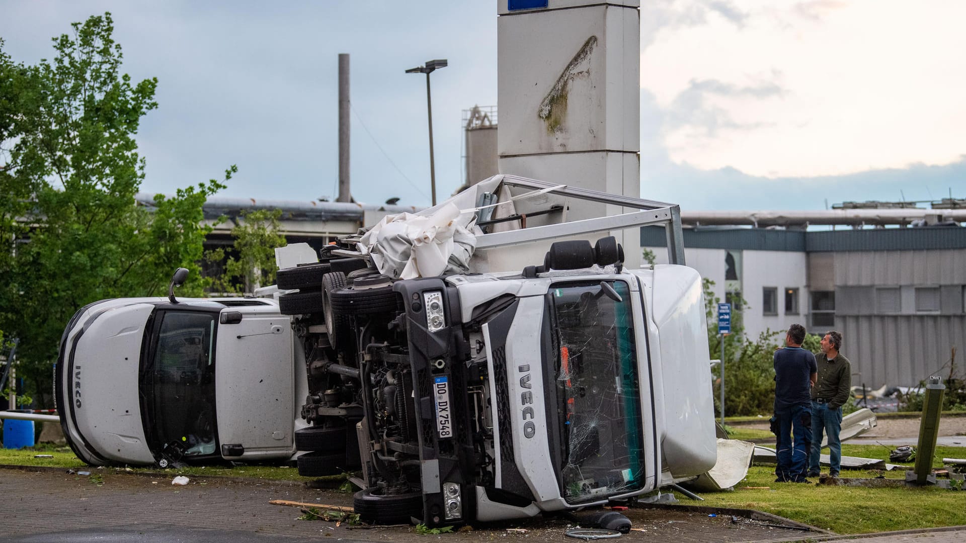 Chaos: Ein Unwetter hat auch in Paderborn große Schäden angerichtet. "Im Zuge eines Gewitters hat eine Windhose am Freitagnachmittag eine Schneise der Verwüstung von West nach Ost mitten durch Paderborn in Richtung der östlichen Stadtteile gezogen", erklärte die Polizei.