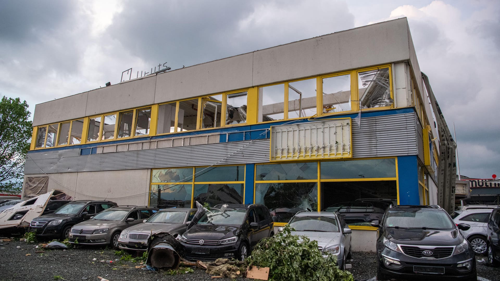 Paderborn: Teile eines Daches hängen über der Fassade eines Autohauses.