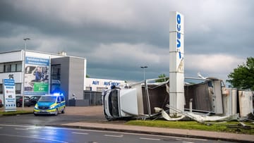 Nordrhein-Westfalen, Paderborn: Zwei Lastwagen sind bei einem Autohaus umgekippt.