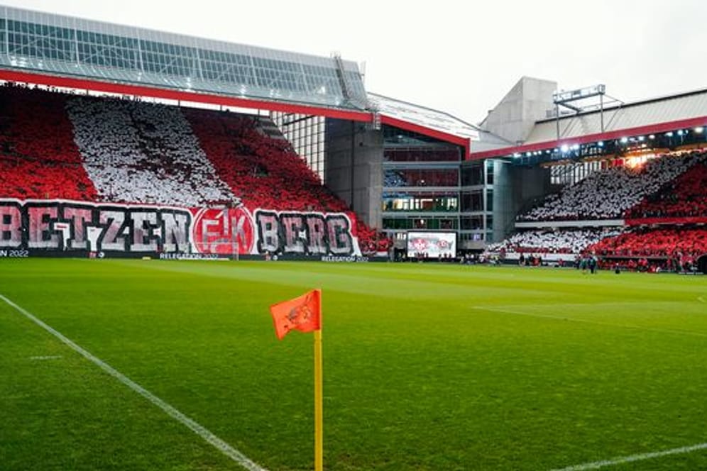 Kaiserslauterns Fans mit einer Choreographie vor dem Spiel gegen Dresden.