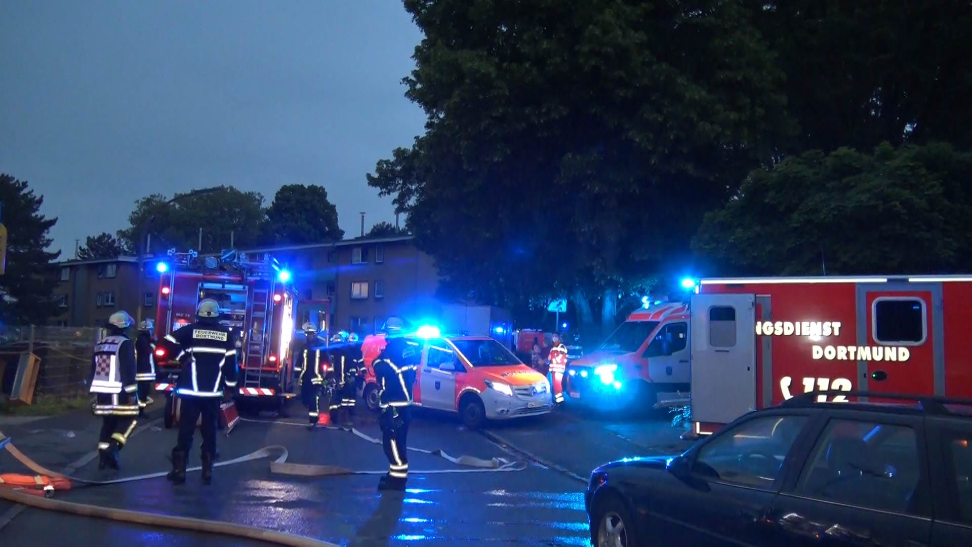 Rettungskräfte vor der Einsatzstelle: In Dortmund-Wickede hat es eine Explosion gegeben. Rettungskräfte vor der Einsatzstelle: In Dortmund-Wickede hat es eine Explosion gegeben.