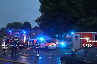 Rettungskräfte vor der Einsatzstelle: In Dortmund-Wickede hat es eine Explosion gegeben.