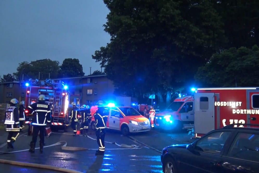 Rettungskräfte vor der Einsatzstelle: In Dortmund-Wickede hat es eine Explosion gegeben.