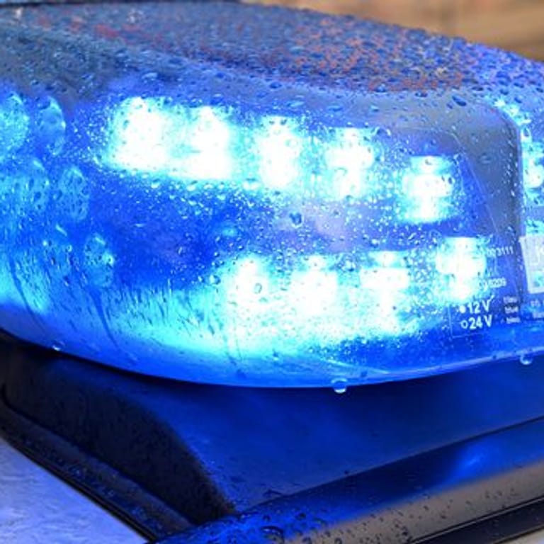 Blaulicht der Polizei: In Brandenburg sind zwei Männer bei einem Arbeitseinsatz erstickt.