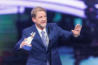 Filmregisseur Sönke Wortmann bedankt sich im Prinzregententheater während der Verleihung des Bayerischen Filmpreises für seine Auszeichnung.