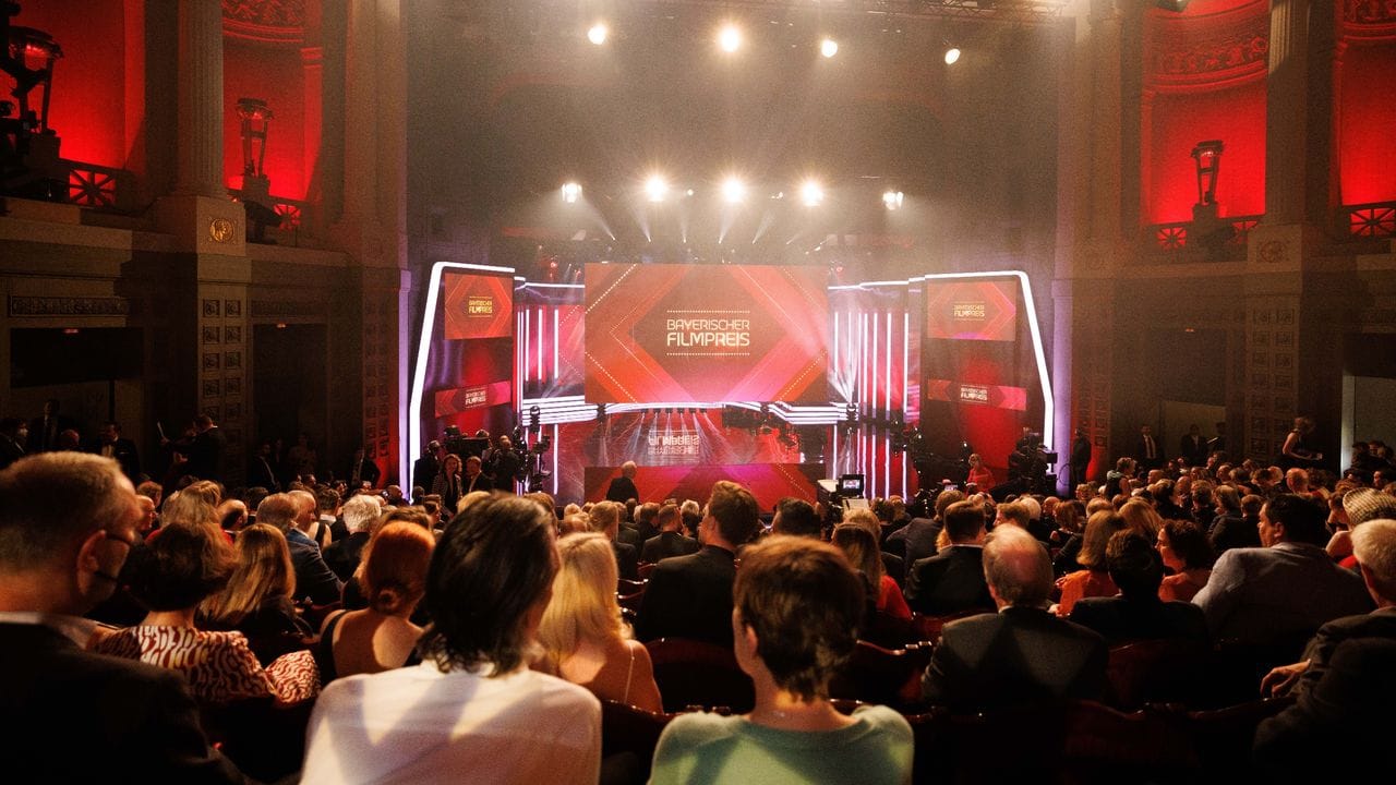 Der Schriftzug „Bayerischer Filmpreis“ ist kurz vor Beginn der Verleihung vom Bayerischen Filmpreis im Prinzregententheater zu sehen.
