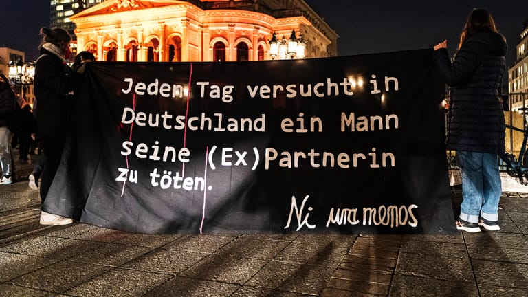 Demonstrierende tragen am internationalen Tag gegen patriarchale Gewalt ein Banner (Archivbild).