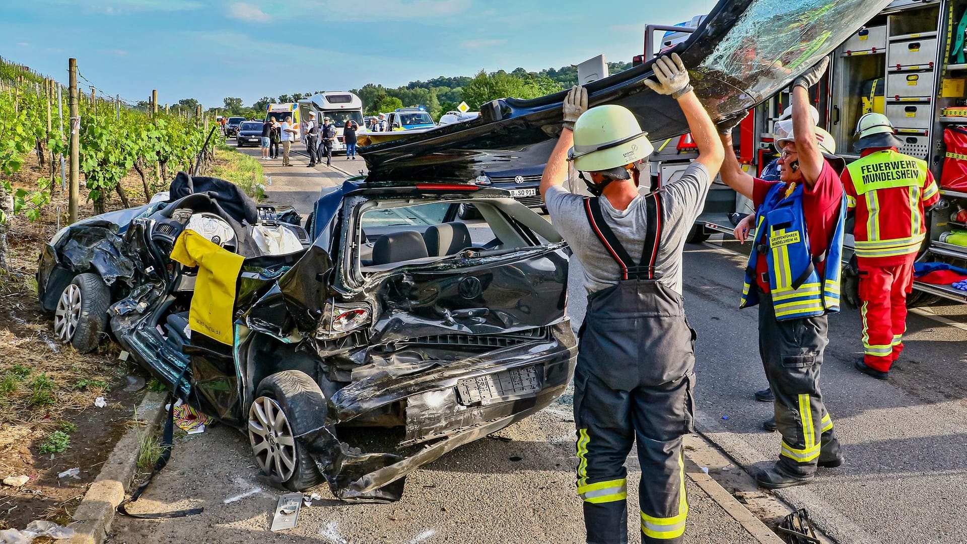 Rettungskräfte der Feuerwehr entfernen das Dach von einem Unfallwagen.