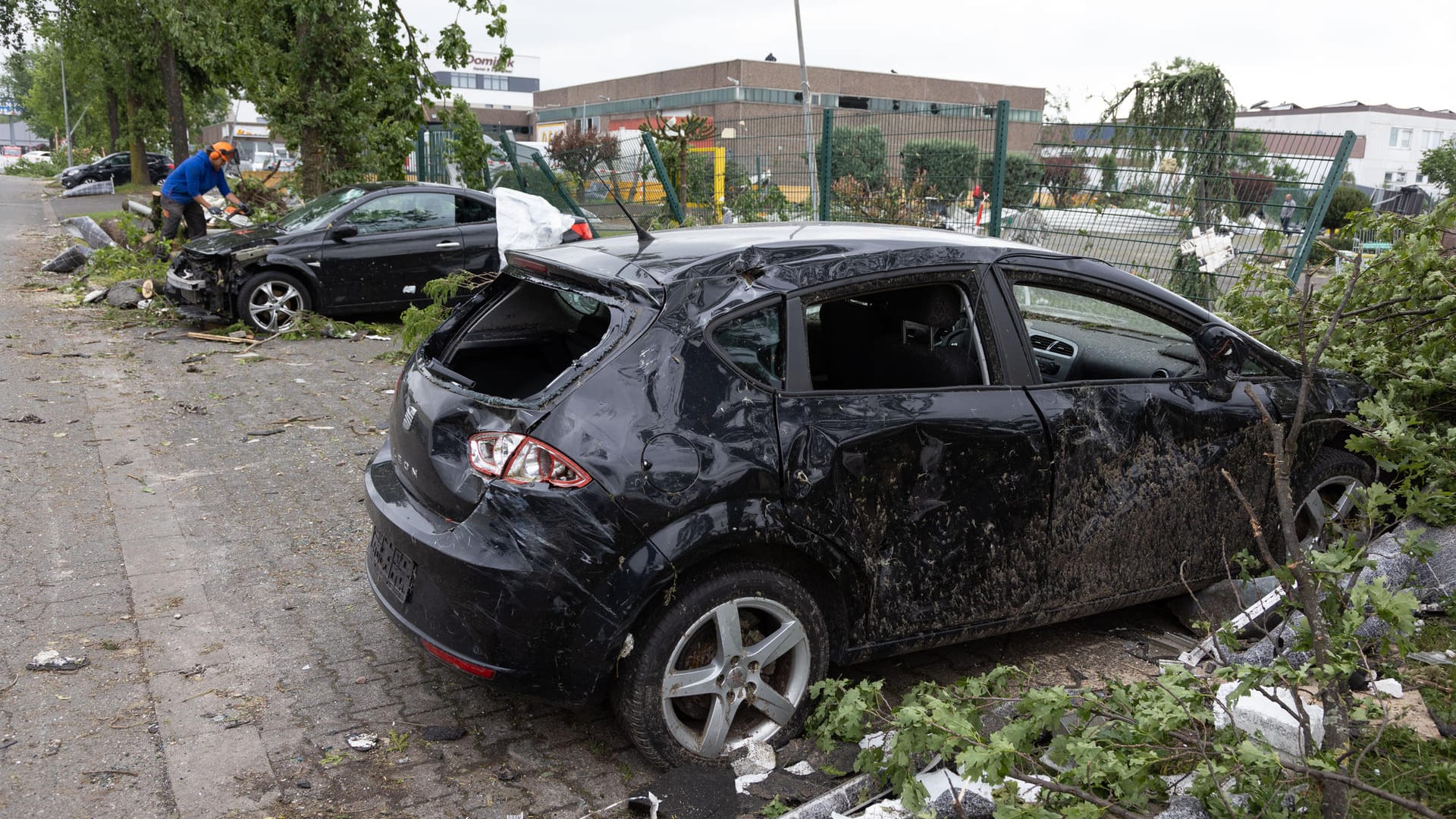 Paderborn: Blick auf zerstörte Autos an einer Straße. Ein Tornado hat in Paderborn und Lippstadt am Freitagnachmittag massive Schäden verursacht.