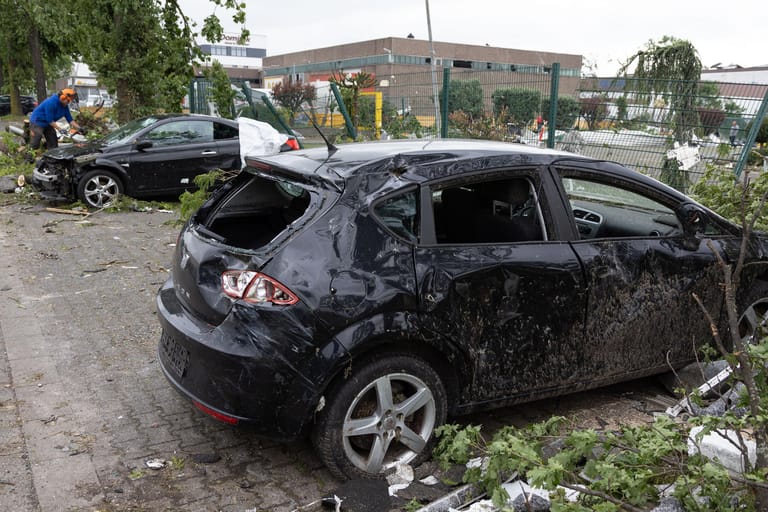Paderborn: Blick auf zerstörte Autos an einer Straße. Ein Tornado hat in Paderborn und Lippstadt am Freitagnachmittag massive Schäden verursacht.