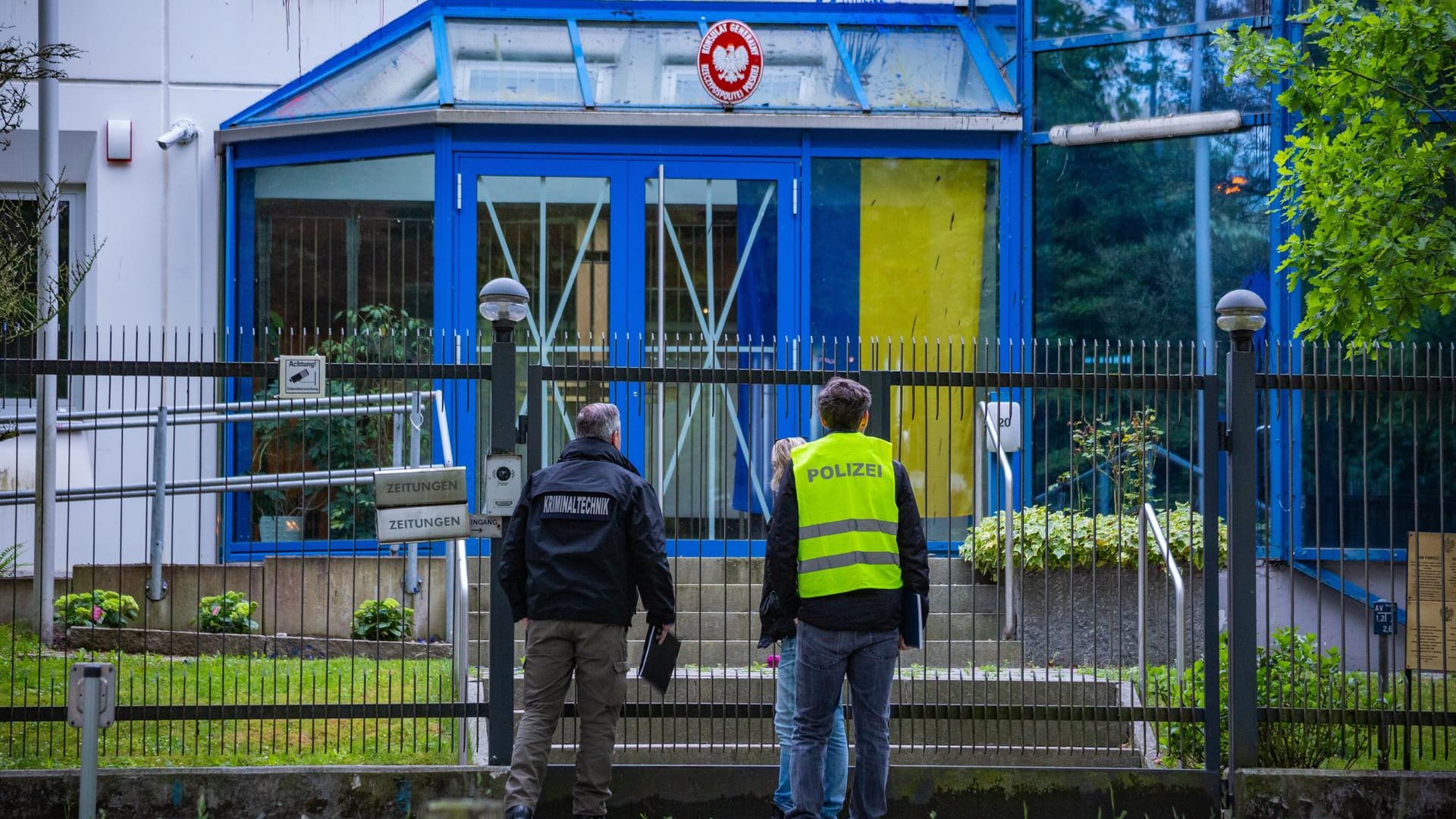 Polizeibeamte vor dem polnischen Generalkonsulat in Hamburg: In der Nacht wurde es mit Farbe angegriffen. Polizeibeamte vor dem polnischen Generalkonsulat in Hamburg: In der Nacht wurde es mit Farbe angegriffen.