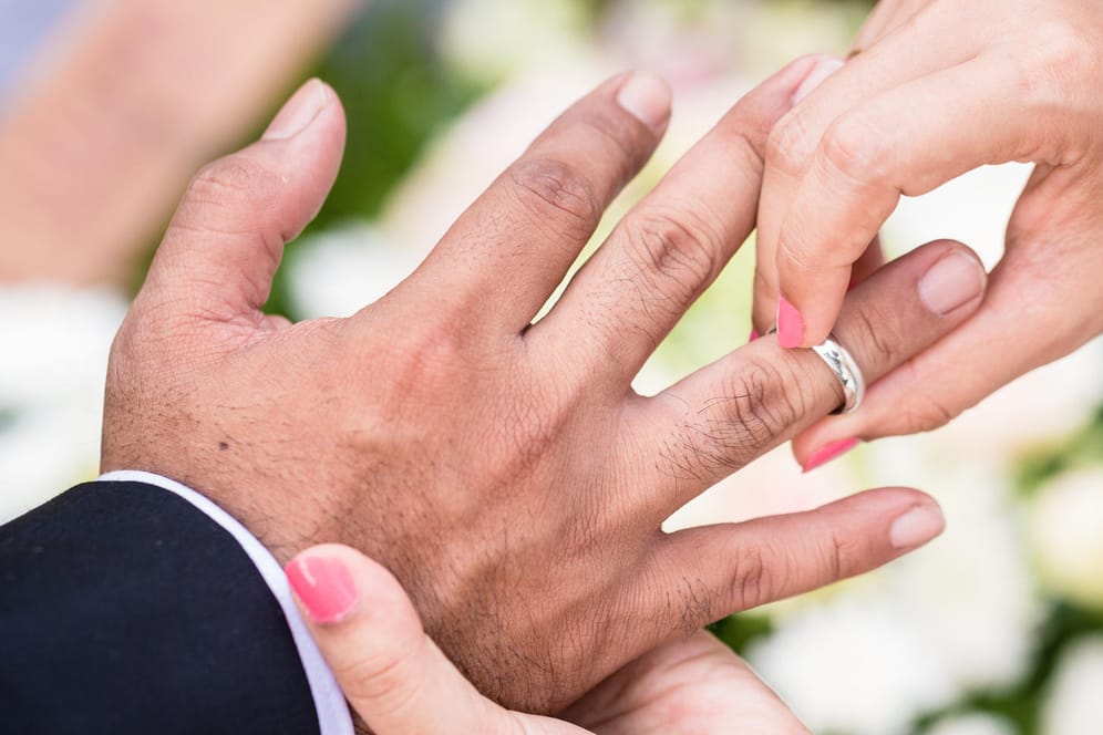 Eine Braut steckt einem Mann den Ring an den Finger (Symbolbild): 25 Paare haben sich bereits für angemeldet.