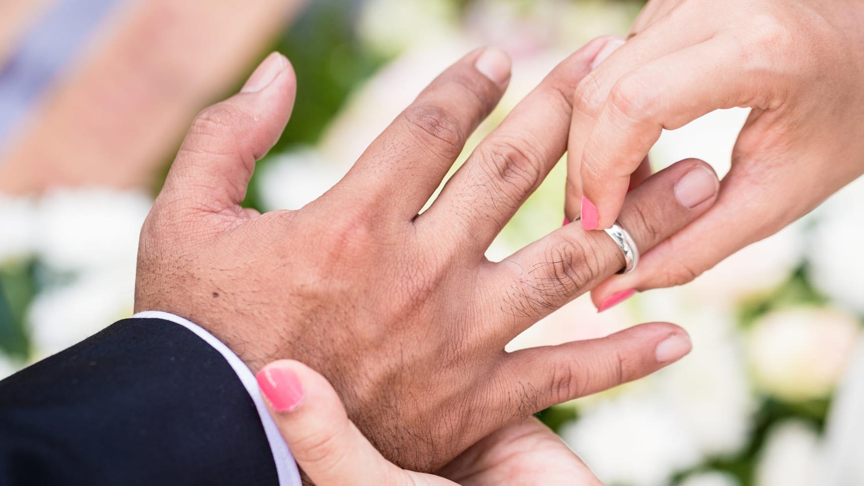 Eine Braut steckt einem Mann den Ring an den Finger (Symbolbild): 25 Paare haben sich bereits für angemeldet.