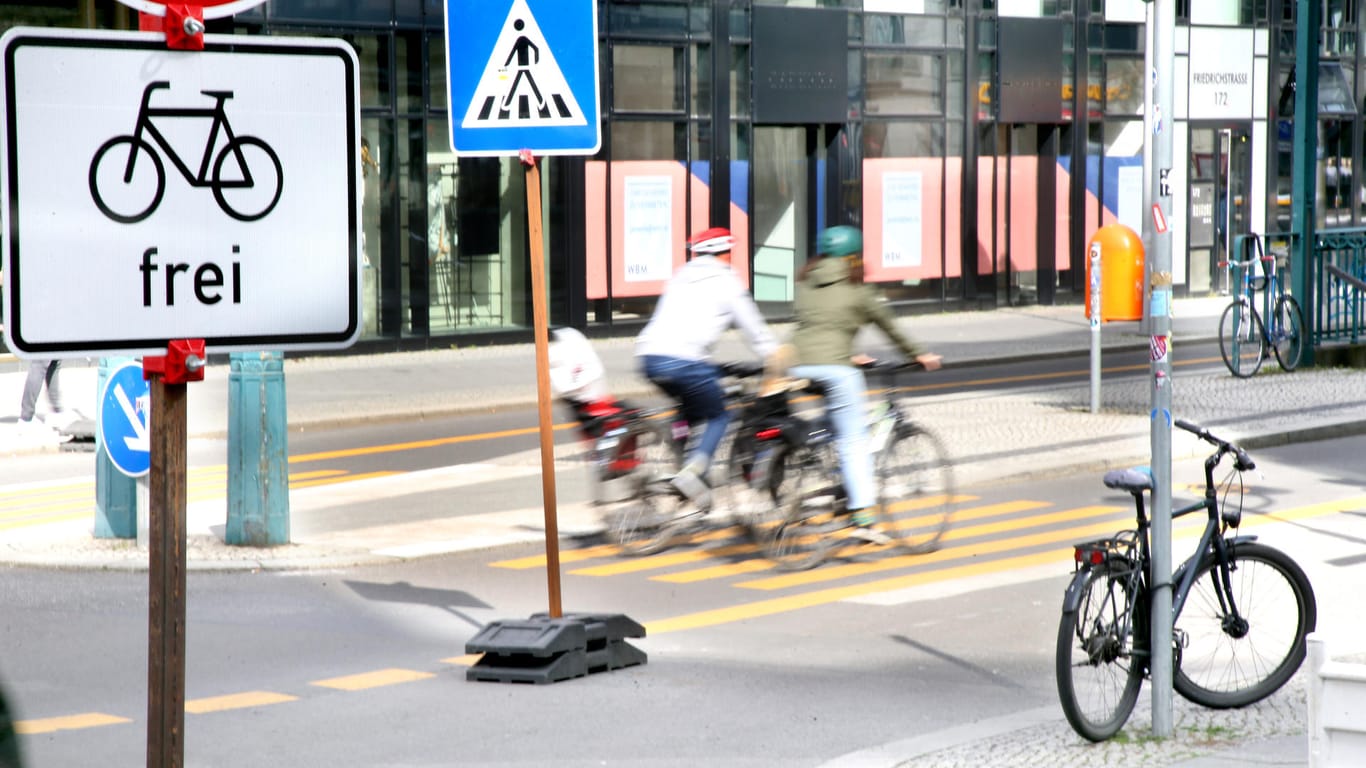 Radfahrer fahren durch die Friedrichstraße in Berlin: Sie ist teilweise für den Autoverkehr gesperrt.