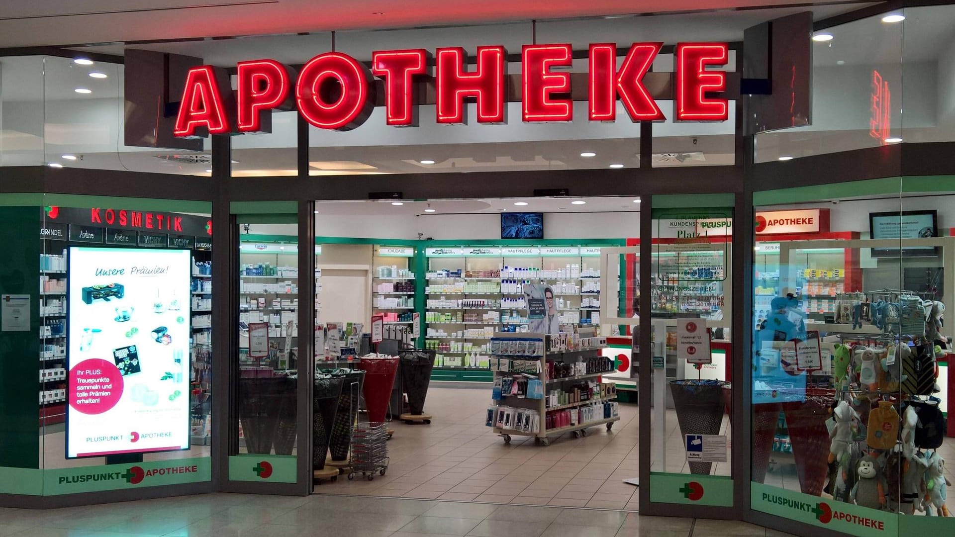 Apotheke in einem Einkaufszentrum (Symbolbild): Der Angreifer versuchte zudem Zugriff zum Tresor zu bekommen. Apotheke in einem Einkaufszentrum (Symbolbild): Der Angreifer versuchte zudem Zugriff zum Tresor zu bekommen.