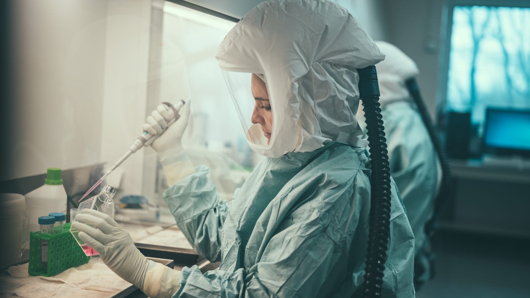 Eine Frau arbeitet im Institut für Mikrobiologie der Bundeswehr in München (Symbolbild): Ein erster Affenpocken-Fall ist in Berlin bestätigt worden. Eine Frau arbeitet im Institut für Mikrobiologie der Bundeswehr in München (Symbolbild): Ein erster Affenpocken-Fall ist in Berlin bestätigt worden.