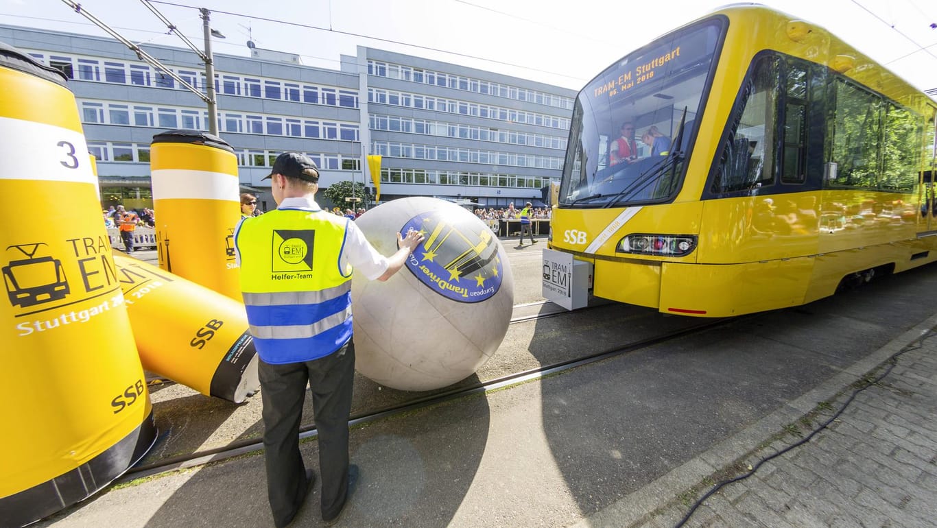 Kegeln mit der Straßenbahn ist eine der Aufgaben bei der Tram-Europameisterschaft: Sie findet in diesem Jahr in Leipzig statt.