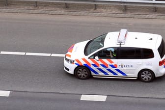 Auto der niederländischen Polizei: Ein Autofahrer ist in Emmen auf der Flucht vor einer Verkehrskontrolle ums Leben gekommen.