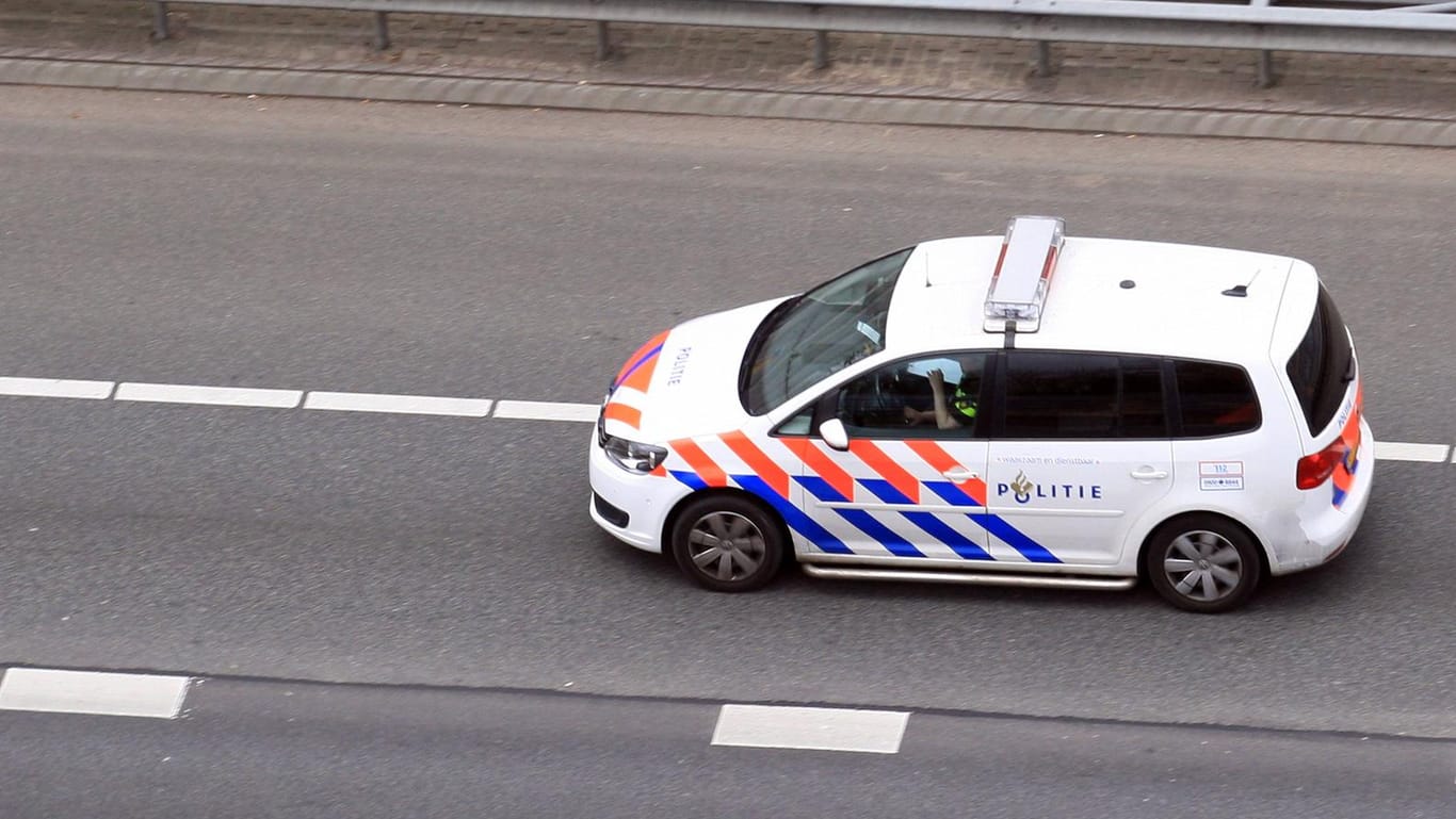 Auto der niederländischen Polizei: Ein Autofahrer ist in Emmen auf der Flucht vor einer Verkehrskontrolle ums Leben gekommen.