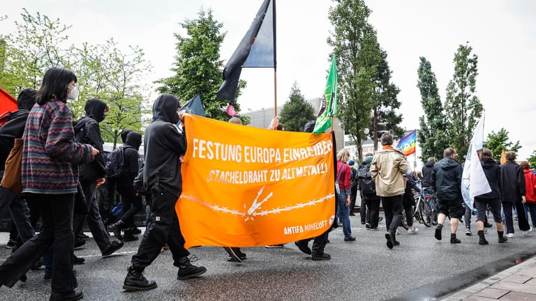Demonstranten in Hamburg: Sie solidarisieren sich mit dem Hamburger Seenotretter Dariush Beigui.