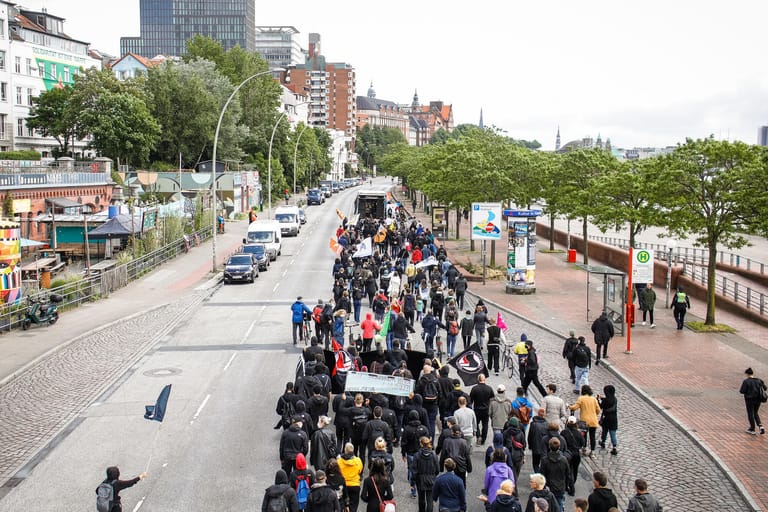 Demonstranten ziehen durch Hamburg: Anlässlich des Prozessbeginns gegen den Seenotretter Dariush Beigui gingen Hunderte Menschen auf die Straße.