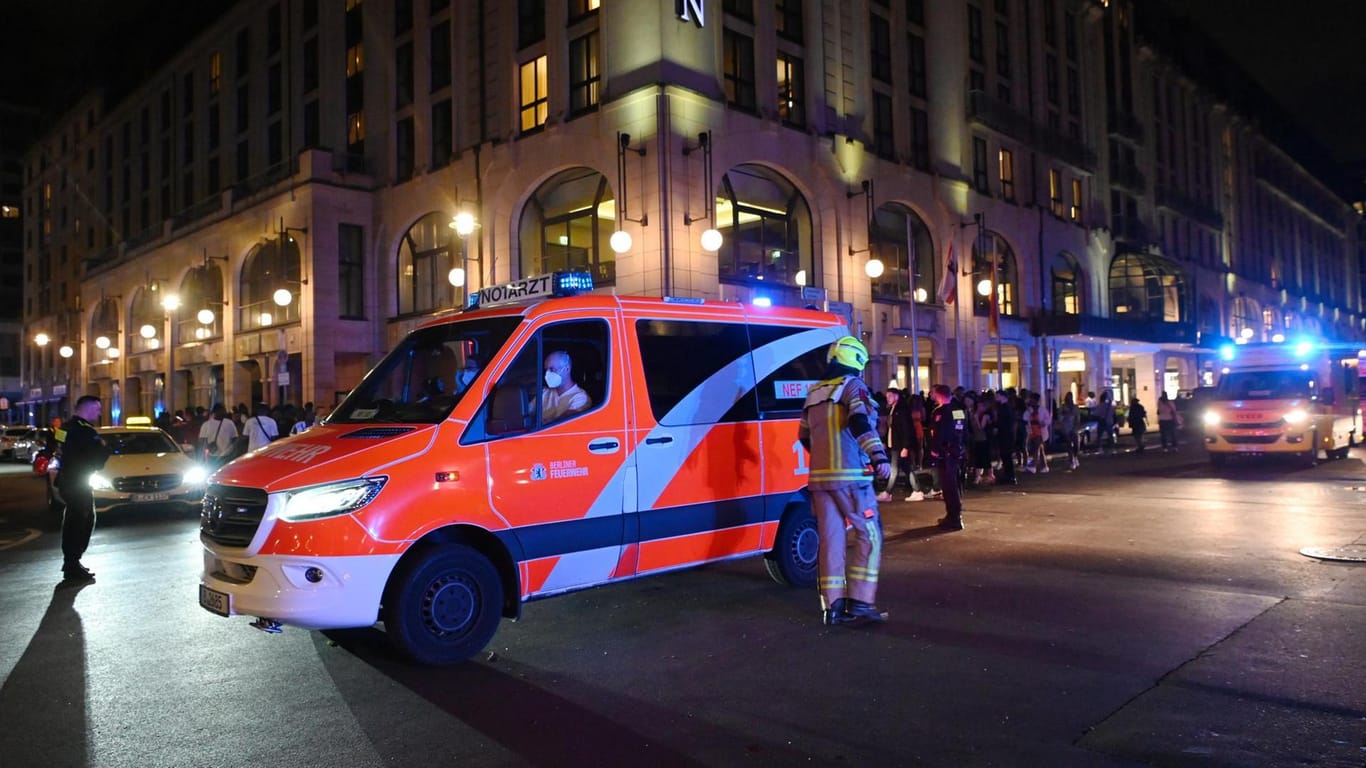 Rettungswagen der Feuerwehr Berlin vor dem Club in Berlin: Hier wurden mehrere Personen verletzt.