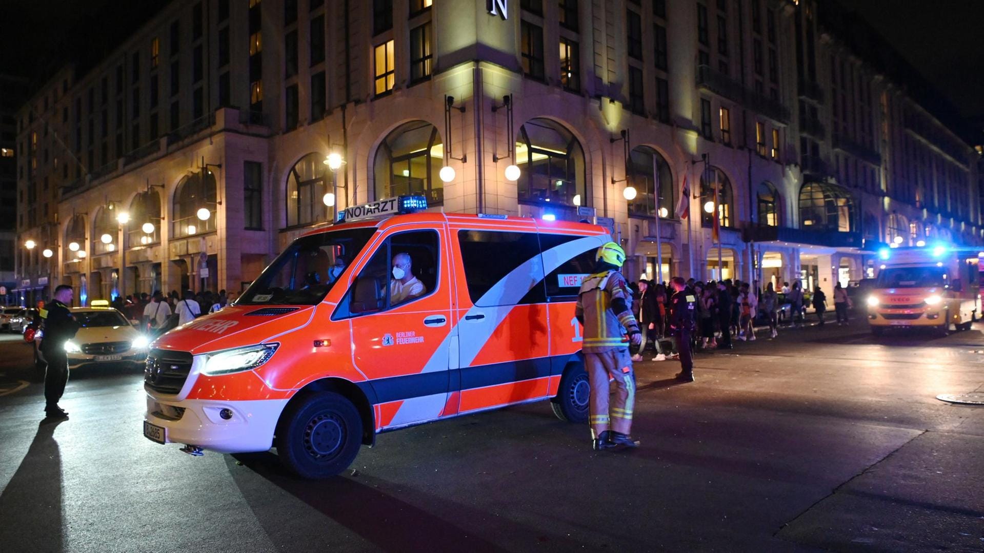 Rettungswagen der Feuerwehr Berlin vor dem Club in Berlin: Hier wurden mehrere Personen verletzt. Rettungswagen der Feuerwehr Berlin vor dem Club in Berlin: Hier wurden mehrere Personen verletzt.