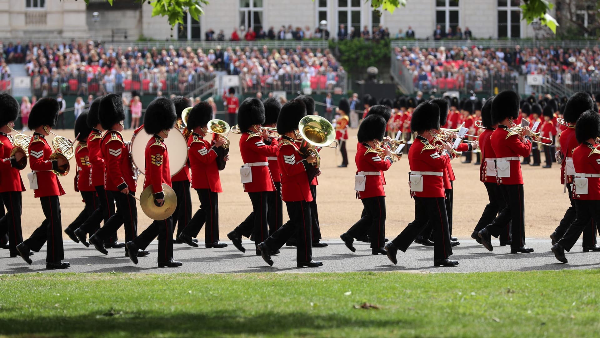 Probe der Queen-Parade in London: Bei dem Teil-Einsturz einer Tribüne wurden mindestens zwei Menschen verletzt. Probe der Queen-Parade in London: Bei dem Teil-Einsturz einer Tribüne wurden mindestens zwei Menschen verletzt.