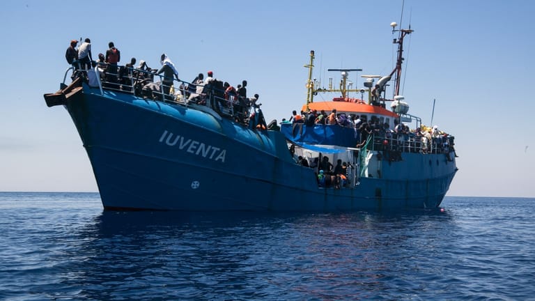Das Deck des Rettungsschiffes ist voll mit geretteten Menschen (Archivbild).