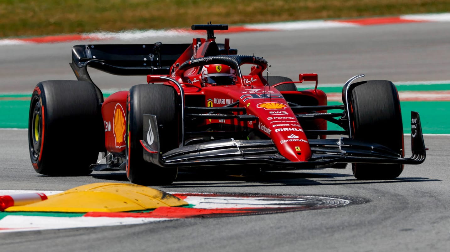 Schon wieder vorneweg: Charles Leclerc auf der Strecke in Barcelona.