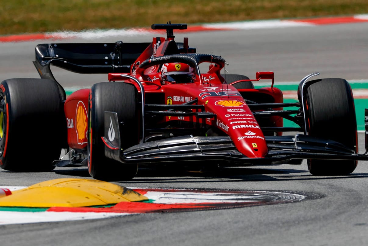 Schon wieder vorneweg: Charles Leclerc auf der Strecke in Barcelona.