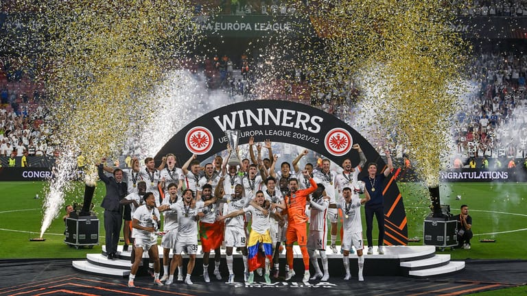 Sensationeller Erfolg in der Europa League: 25 Jahre nach dem Triumpf der Schalker Eurofighter holt Eintracht Frankfurt den Pokal wieder nach Deutschland.