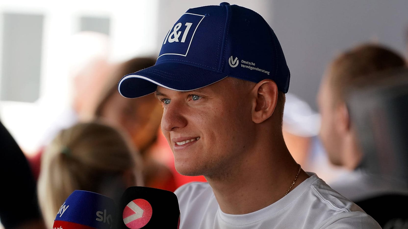 Mick Schumacher bei einem Interview am Rande des Rennwochenendes in Barcelona: Erfolgserlebnis für das Talent.