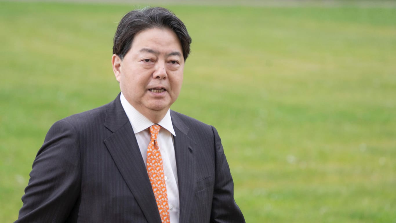 Der japanische Außenminister Hayashi Yoshimasa: Das Außenministerium in Tokio hat bei der chinesischen Botschaft protestiert.